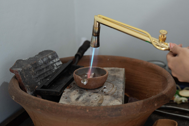 Zilveren sieraden maken in de buurt van het apenbos van Ubud