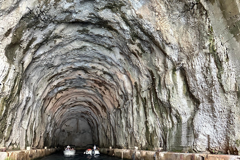Kotor: prywatna wycieczka łodzią po Zatoce Kotor i Błękitnej Jaskini z drinkiemKOTOR: Prywatna wycieczka łodzią do Błękitnej Jaskini i Zatoki Kotorskiej + bezpłatne napoje