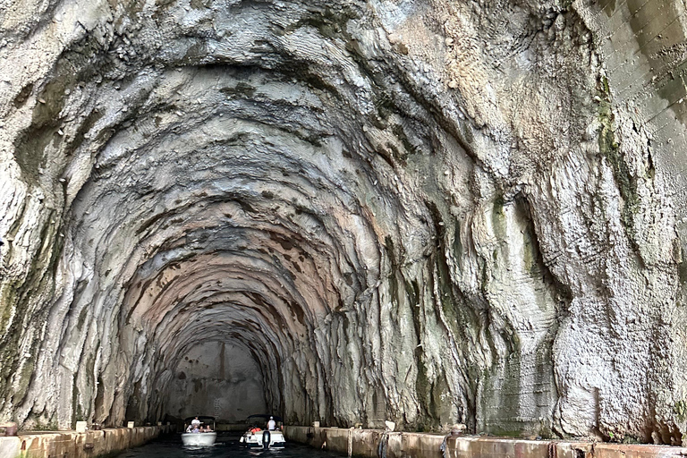 Kotor: prywatna wycieczka łodzią po Zatoce Kotor i Błękitnej Jaskini z drinkiemKOTOR: Prywatna wycieczka łodzią do Błękitnej Jaskini i Zatoki Kotorskiej + bezpłatne napoje