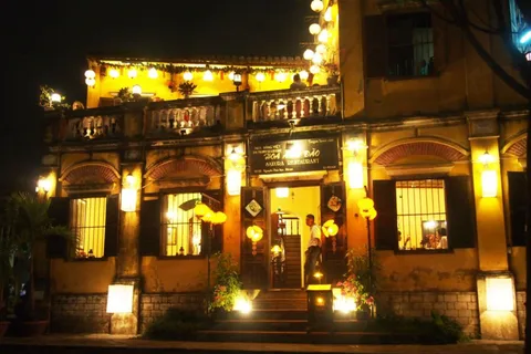 Hoi An: Restaurant Dinner with Lantern Views