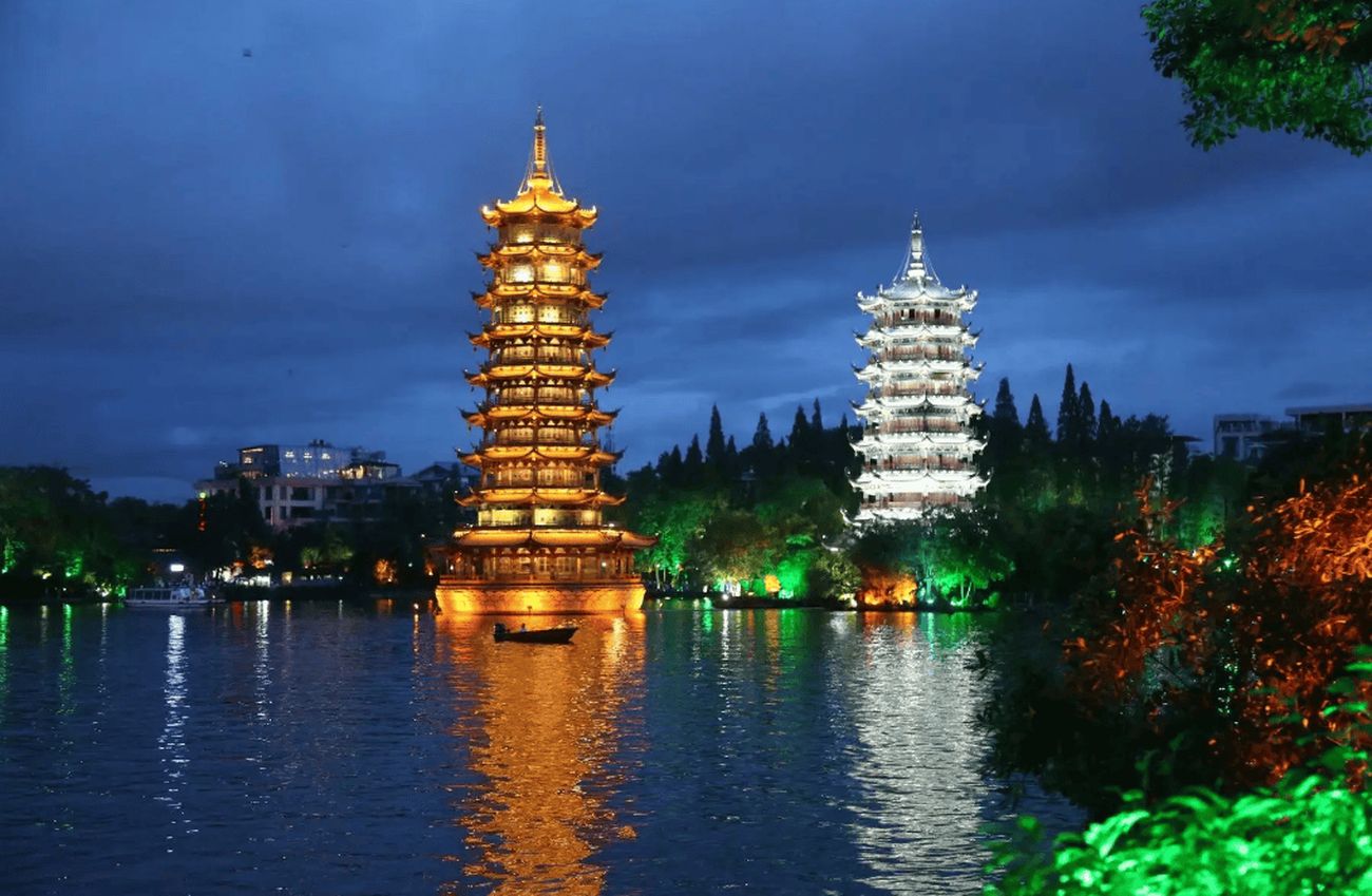 Guilin: Nachtfahrt auf zwei Flüssen und vier Seen mit Lichtern