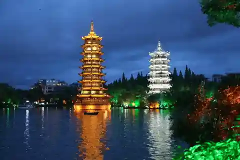 Guilin: Crucero Nocturno por Dos Ríos y Cuatro Lagos con Luces