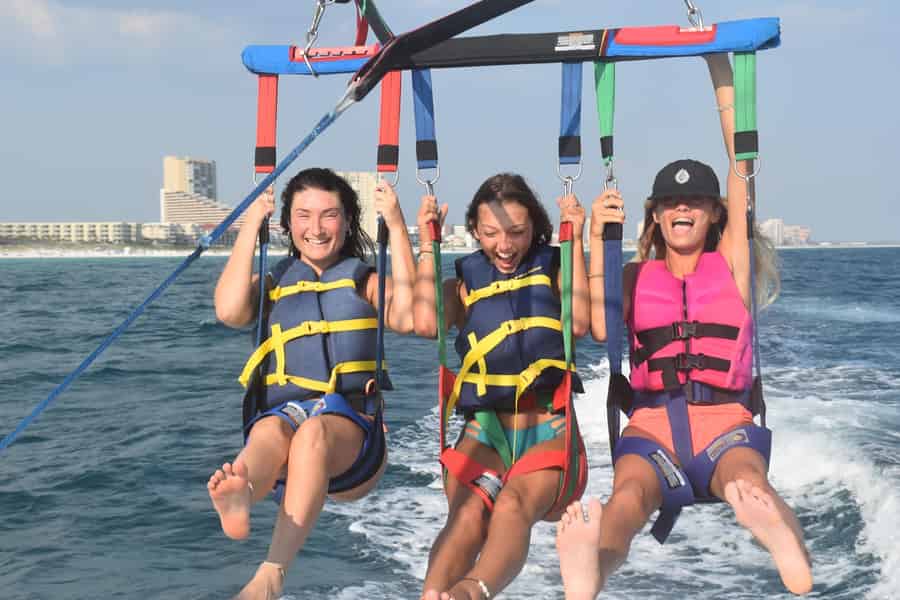 Fort Lauderdale: Parasailing entlang des Fort Lauderdale Beach. Foto: GetYourGuide