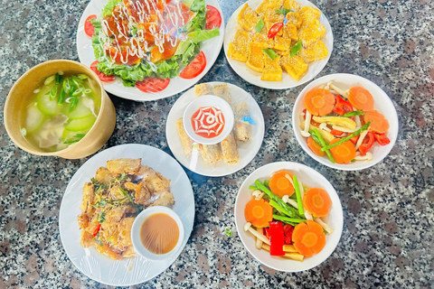 Hoi An/Da Nang: trasferimento a Hue, visita turistica e pranzo in una pagodaTrasferimento da Hoi An/Da Nang a Hue e visita alla Cittadella Imperiale