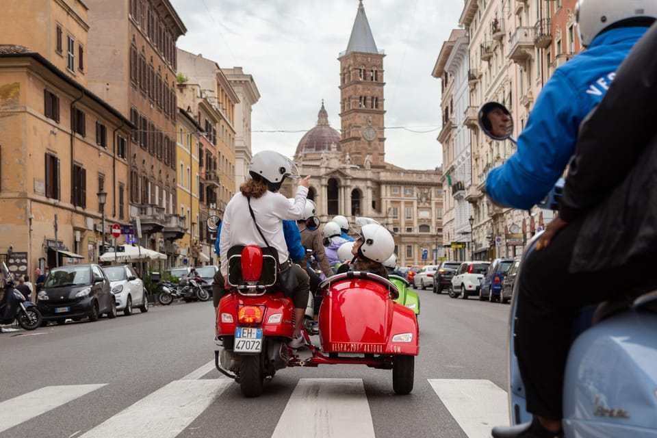 Tour panoramico in Vespa Sidecar con le luci di Natale