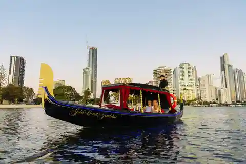 Gold Coast: Private Gondola Cruise with Cheese and Wine