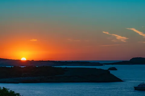 Ibiza: Sunset Boat Tour with Water Sports, Open Bar & Tapas