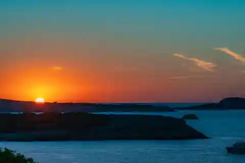 Ibiza: Sunset Boat Tour with Water Sports, Open Bar & Tapas