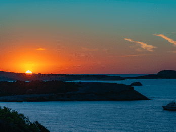 Ibiza: Tour en barco al atardecer con deportes acuáticos, barra libre y tapas