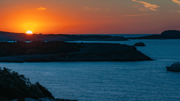 Ibiza: Sunset Boat Tour with Water Sports, Open Bar & Tapas