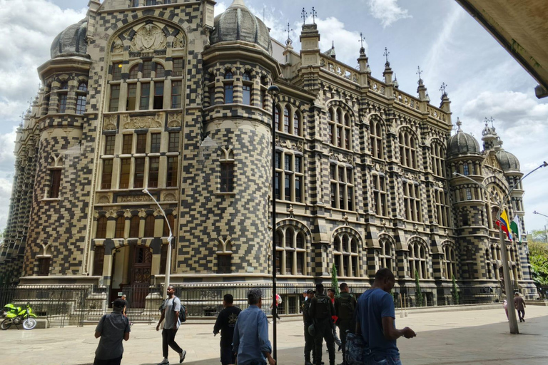 Medellín: Cultural Tour with Lunch and Commune 13