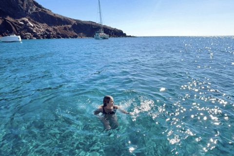 Santorini: Noleggio barca senza patente con attrezzatura per lo snorkeling