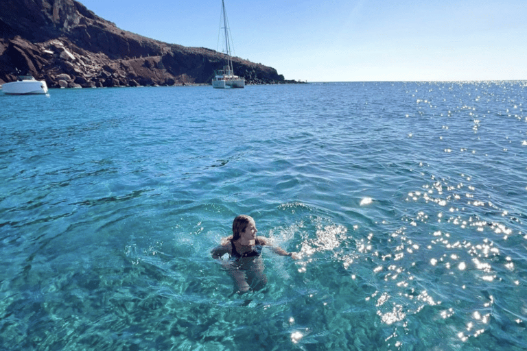 Santorini: Aluguel de barco sem licença com equipamento de mergulho com snorkel