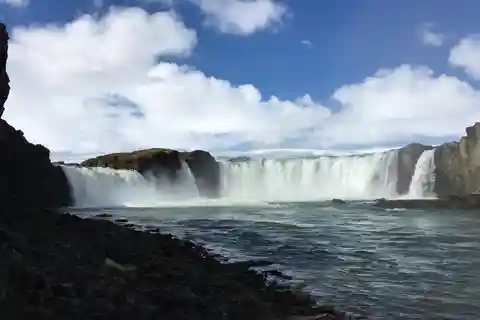 Myvatn-sjön och Godafoss-vattenfallet från hamnen i Akureyri