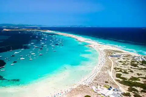 Ibiza: Hin- und Rückfahrt mit der Fähre nach Formentera ab Figueretas