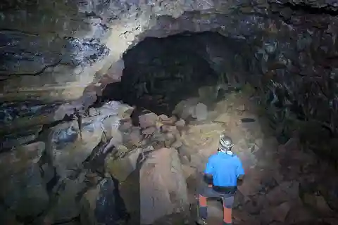 Avventura nel tunnel geologico di lava - Grotta di Arnarker