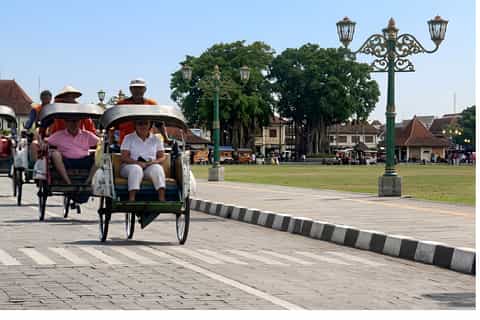 Yogyakarta: Becak Tour with Batik Workshop & Palace Visit - Image 3