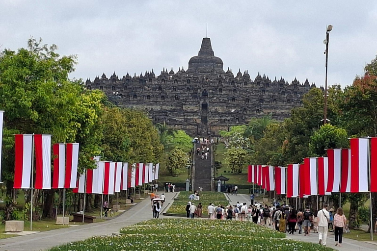 Yogyakarta: Borobudur Sunrise & Prambanan Tour