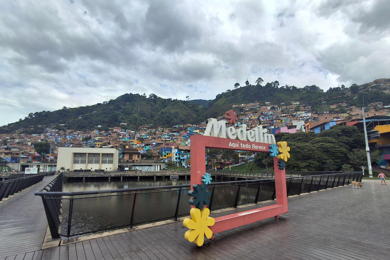 New Comuna 3 Medellín Tour: the largest macro-mural in the city Comuna 3 Manrique Tour: the largest macro-mural in Medellín