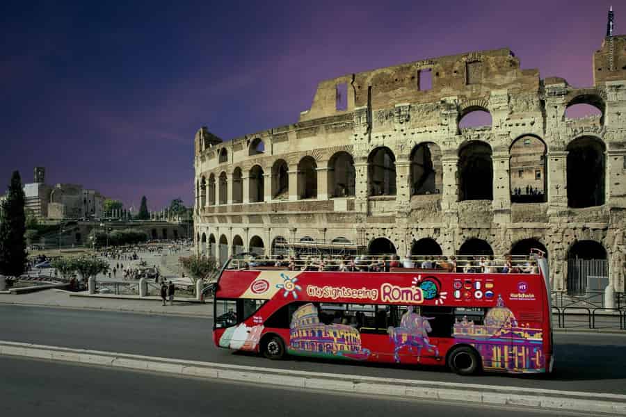 Rom: Stadtrundfahrt bei Nacht im Open-Top-Bus