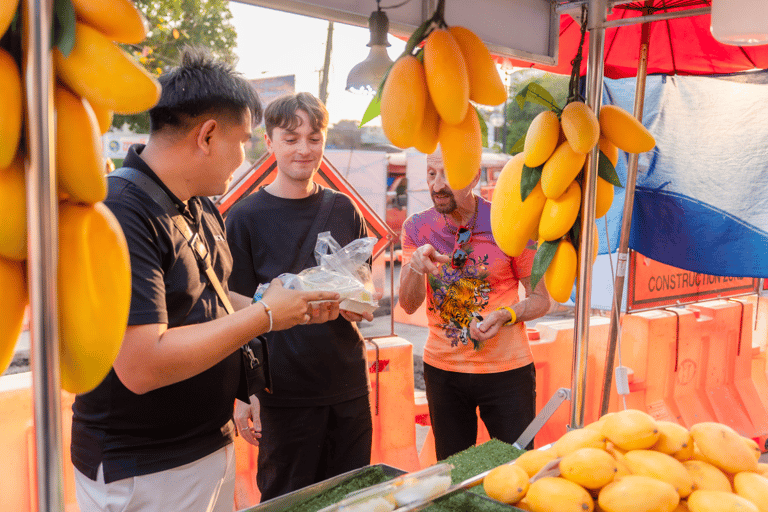 Chiang Mai: Evening Sightseeing and Local Food Guided Tour Group Tour