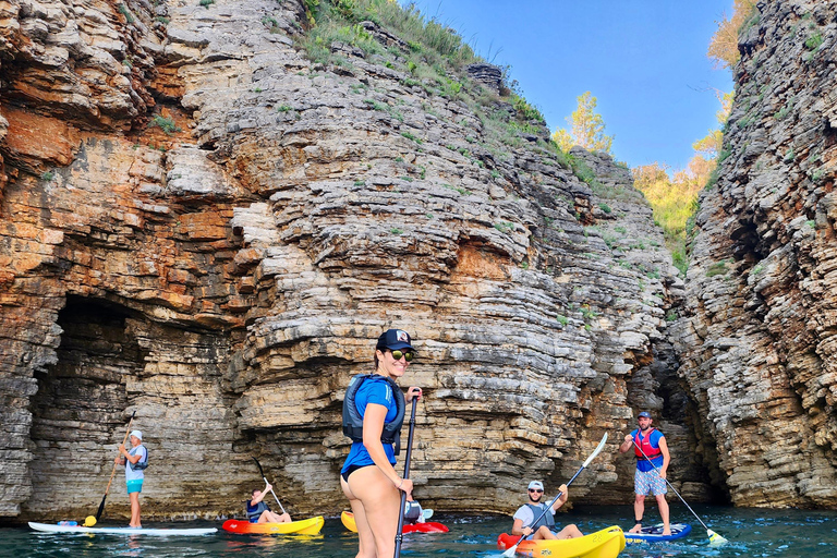 Budva : 3 heures de paddle board ou de kayak pour visiter les grottes côtièresBudva : balade de 3 h en kayak vers les grottes côtières