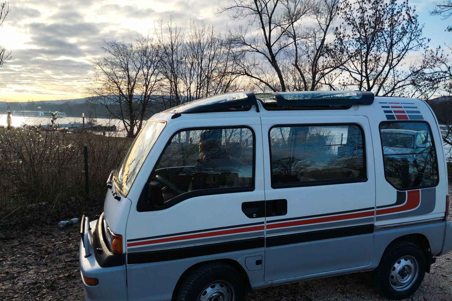 Budapest: Night Lights Tour & Moon Gazing in a Retro Minibus