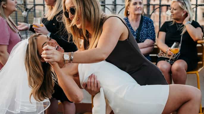 Barcelona: Clase de salsa en la azotea con sangría sin fondo