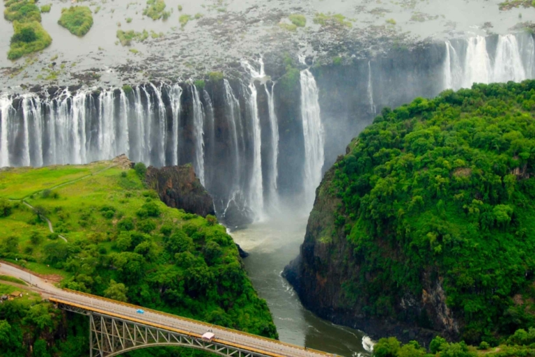 Victoria Watervallen: Falls rondleiding door lokale bevolkingVictoria Falls: de watervallen met een gids van de plaatselijke bevolking