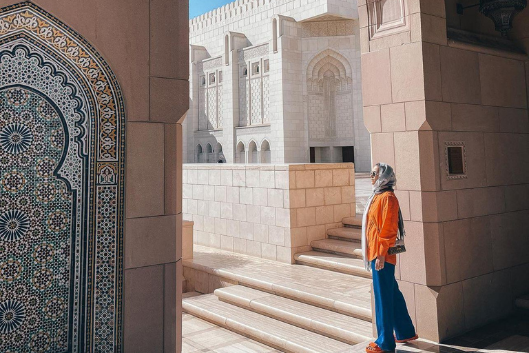 Muscat: Only Girls Private Muscat City Tour With local woman