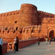 Agra: tour guidato del Forte di Agra e del Piccolo Taj con auto e guida