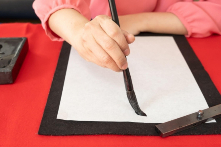 Hiroshima: Calligraphy experience with a teacher