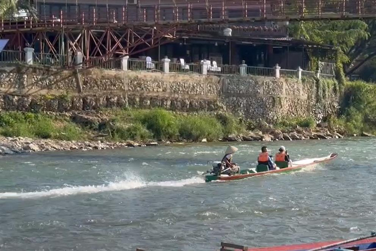 Vang vieng: Longtail boat&Paragliding & hotel pick-up