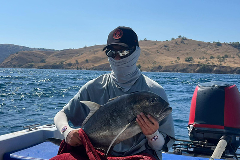 Labuan Bajo: Fishing Snorkeling Tour with Captain