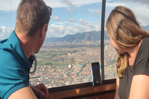 Barrios di Bogotà: Tour della Favela di El Paraíso con la funiviaTour con prelievo e consegna in hotel