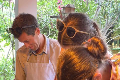 Phnom Penh: Dorpsrondleiding met kook- en etherische-olie-lesPhnom Penh: Dorpsrondleiding met kookles en workshop etherische oliën