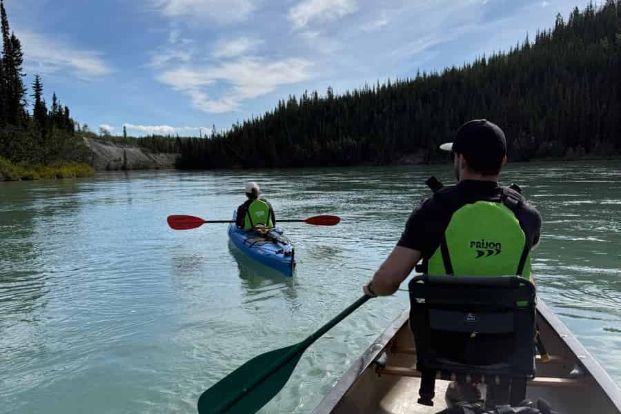 Whitehorse: Halbtägiges Paddle-Abenteuer mit Guide auf dem Takhini. Foto: GetYourGuide
