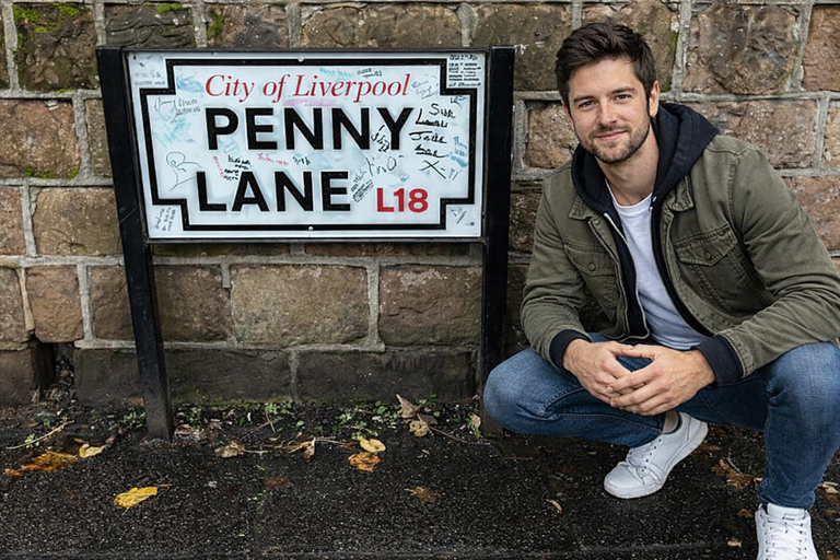 Liverpool: Private Beatles Taxi Tour with Guided Walk Finale