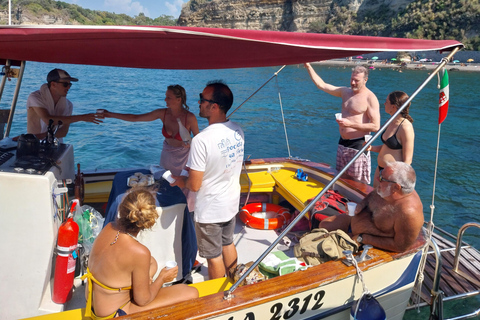 Procida : Excursion en bateau privé avec vue sur la mer et plongée en apnéeProcida Vue sur la mer