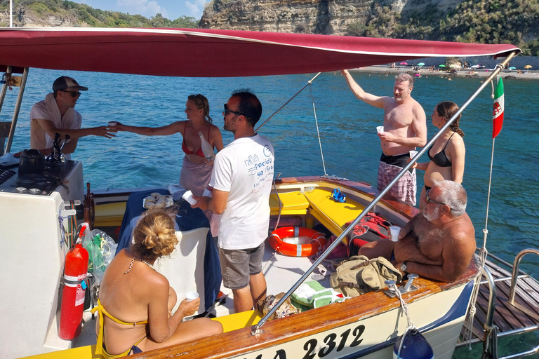 Procida : Excursion en bateau privé avec vue sur la mer et plongée en apnéeProcida Vue sur la mer