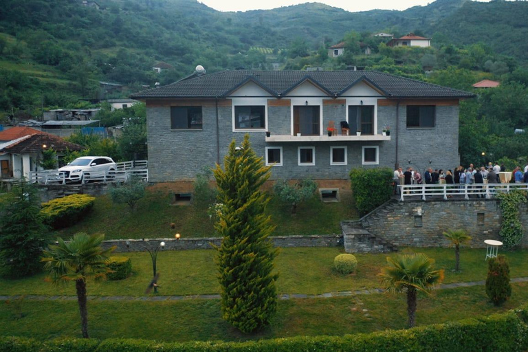 Berat 4x4 hors route et dégustation de vin dans les vignobles