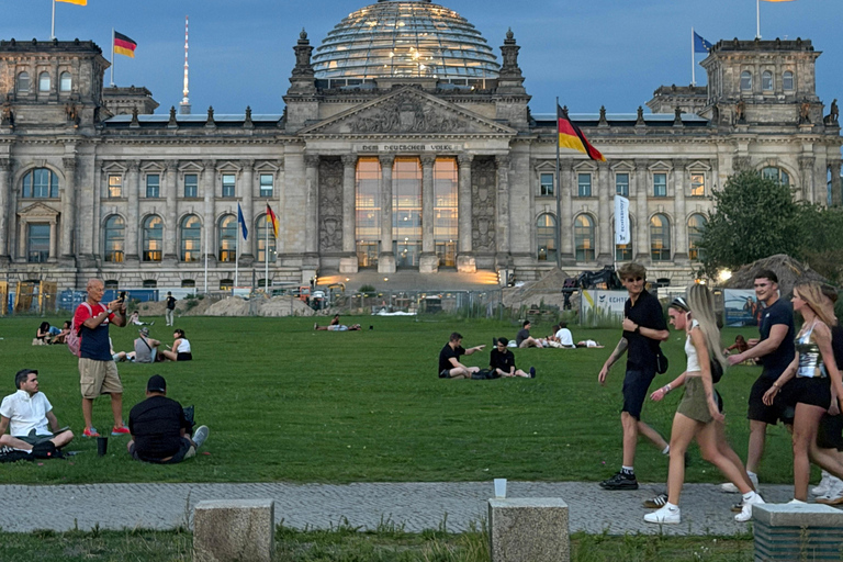 Berlin Night Walking Tour - Iconic Illuminated Landmarks Private Berlin Sunset Walking Tour - Iconic Landmarks
