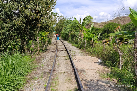 Medellín: tour di un giorno del Tunel de la Quiebra, della ferrovia e delle cascateMedellín: Tour di un giorno del Tunel de la Quiebra, della ferrovia e delle cascate