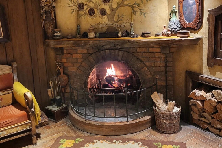 Auckland: Hobbiton& Waitomo private Tour with Hotel Pickup