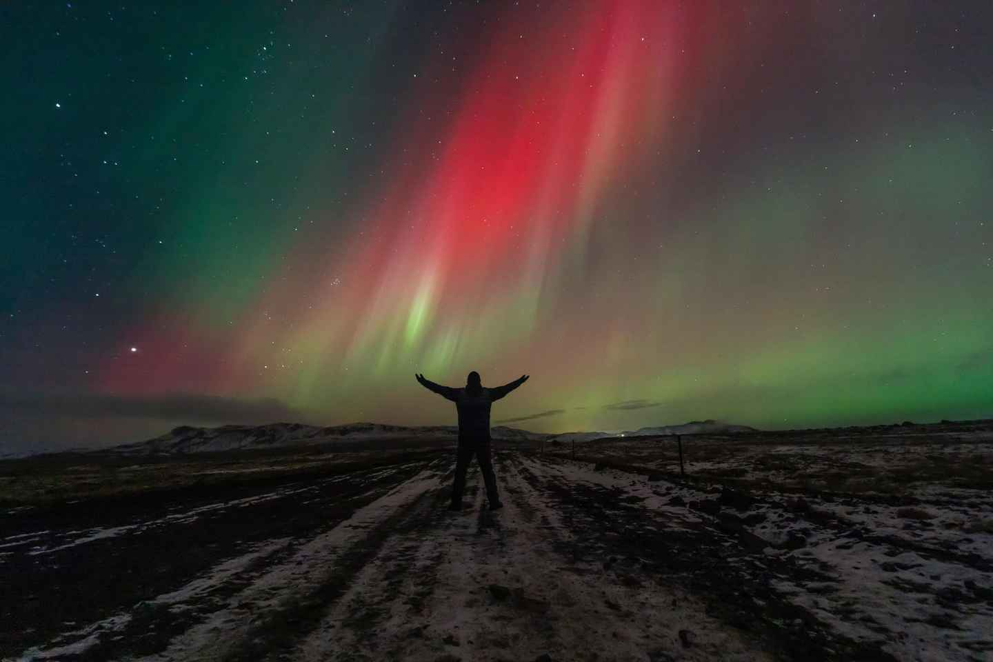 "迷你巴士北极光之旅:美丽照片、热可可与美味糕点"
### 标题解析:
- 迷你巴士北极光之旅:直接描述行程方式和目的地,简单明了,抓住旅客对北极光的向往。
- 美丽照片:强调旅行过程中可以拍摄到的精彩瞬间,吸引喜欢摄影的游客。
- 热可可与美味糕点:增添旅程的温馨元素,让人感受到旅行的舒适和享受,激发期待。
### 关键词:
- 北极光
- 迷你巴士
- 美丽照片
- 热可可
- 美味糕点
这样设计的标题不仅能吸引对北极光感兴趣的游客,还能通过关键词优化,提高搜索引擎的可见度和点击率。