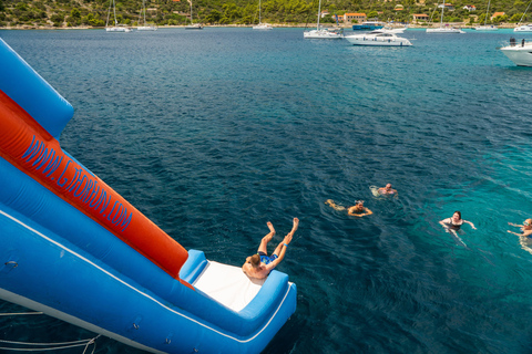 Split: Trogir Walking Tour, Blue Lagoon & Shipwreck Cruise Split: Trogir, Shipwreck & Trogir Boat Tour with Food/Drinks