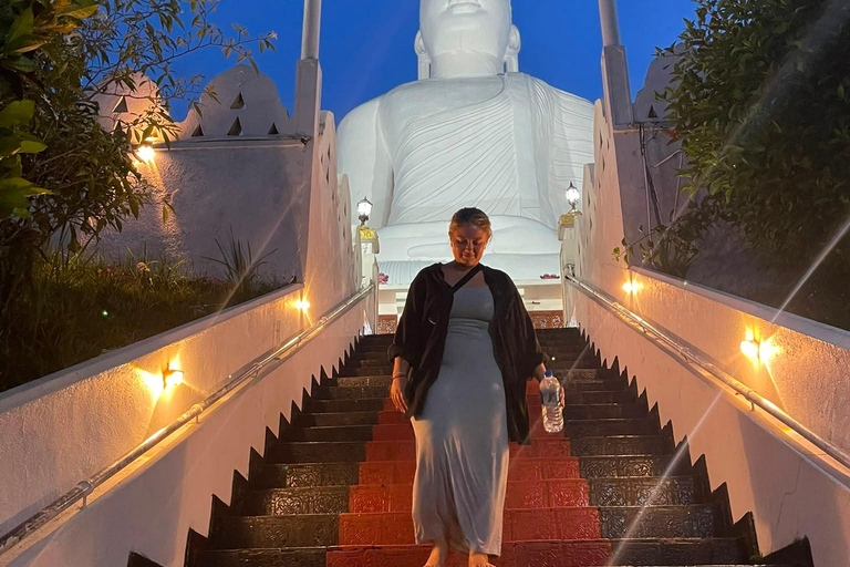 Kandy: Night Tour with Cultural Show, Buddha, & Dinner