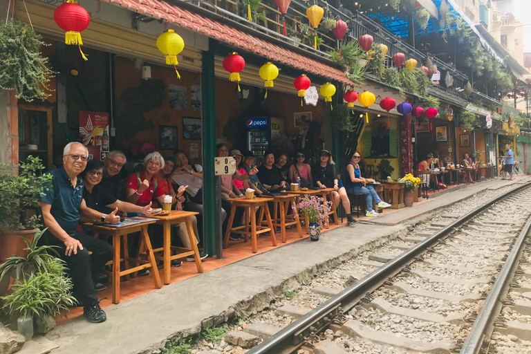 Hanói: Excursão a pé com comida de rua do Guia MichelinTour gastronómico Michelin com visita à rua do comboio