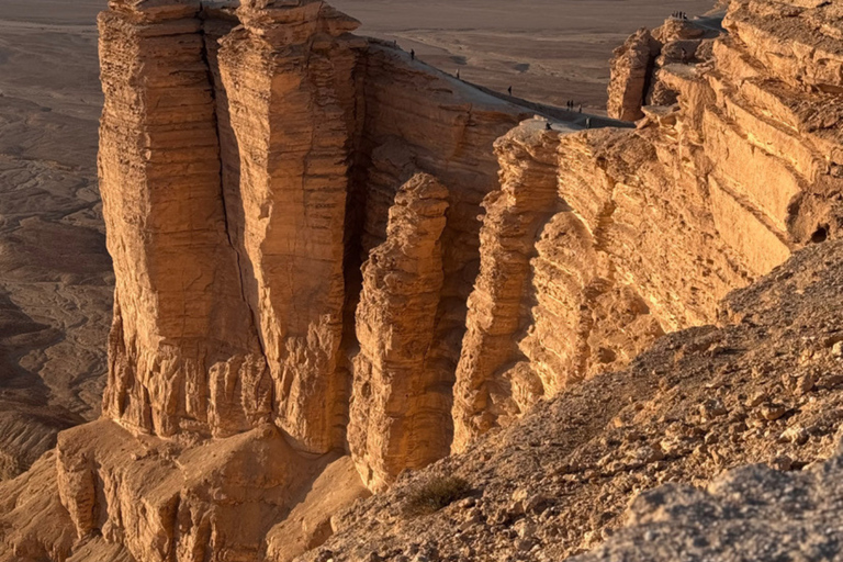 Riyadh: Edge of the World, Sadus Village & Bat Cave Tour Edge of the World, Sadus Village..etc(Private tour)