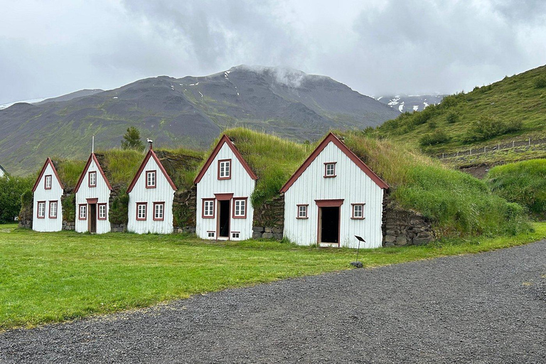 Akureyri: Goðafoss Waterfall & City Highlights Voyage